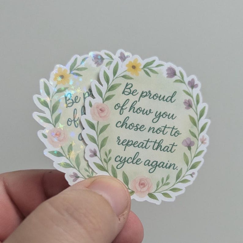 Puede incluir: Dos pegatinas con dise&ntilde;os de coronas florales. Las pegatinas tienen el texto "Si&eacute;ntete orgulloso de c&oacute;mo elegiste no repetir ese ciclo". Las coronas presentan rosas rosas, flores amarillas y moradas y hojas verdes.