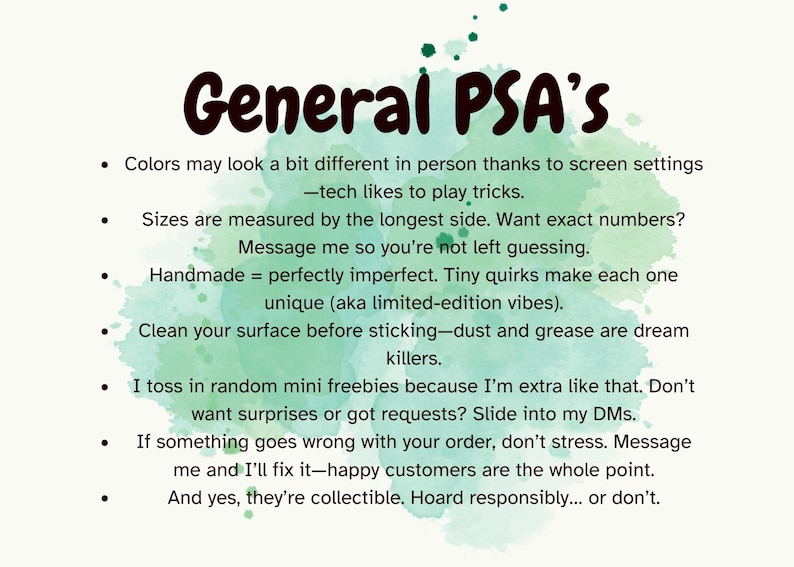 Op de afbeelding: Een cr&egrave;mekleurige afbeelding met de tekst "General PSA's" in een donkerbruin, handgeschreven lettertype. De tekst geeft informatie over productkleuren, maten, handgemaakte items en bestelproblemen. Groene aquarelspatten accentueren de tekst.