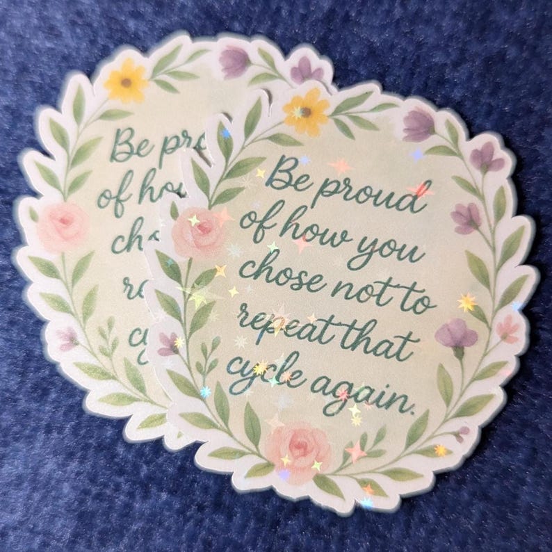 Puede incluir: Una pegatina floral con el texto "Si&eacute;ntete orgulloso de c&oacute;mo elegiste no repetir ese ciclo". El dise&ntilde;o incluye una corona de rosas rosas, flores moradas y amarillas y hojas verdes.