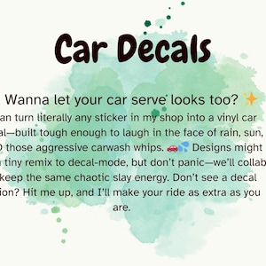 Puede incluir: La imagen presenta el texto "Car Decals" en fuente marr&oacute;n oscuro, sobre un fondo de acuarela. El texto de abajo explica que cualquier pegatina se puede convertir en una calcoman&iacute;a de vinilo para coche.