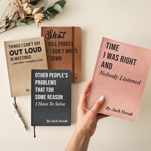 Op de afbeelding: Vier notitieboekjes met humoristische tekst. E&eacute;n notitieboekje wordt door een hand vastgehouden. De notitieboekjes zijn in verschillende kleuren: beige, bruin, zwart en roze. De tekst bevat zinnen als "Things I Can't Say Out Loud" en "Time I Was Right and Nobody Listened."