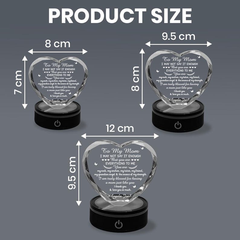 Puede incluir: Regalos de cristal en forma de coraz&oacute;n con base iluminada. El cristal tiene un mensaje grabado, con dimensiones de 7 cm de alto x 8 cm de ancho, 8 cm de alto x 9,5 cm de ancho y 9,5 cm de alto x 12 cm de ancho. El texto dice "To My Mom".
