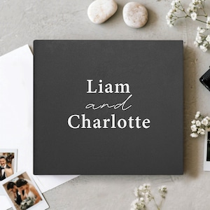 Graphitbraunes Hochzeits-Album mit weißem Text | Personalisiertes Gästebuch | Instax Fotoalbum | Fotoautomat Erinnerungsbuch