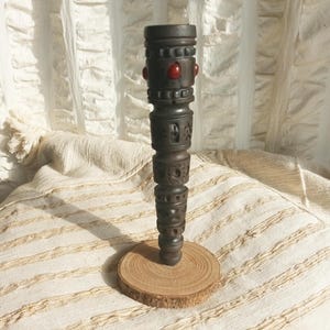 Variación de Cetro Negro con Ágata - Pipa chillum de arcilla negra hecha a mano con decoración de gemas de ágata.
