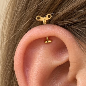 Orecchino a elica con chiave a carica manuale, perno piatto in acciaio chirurgico 16G 6 mm 8 mm, piercing alla cartilagine a orologeria, gioiello steampunk per l'orecchio