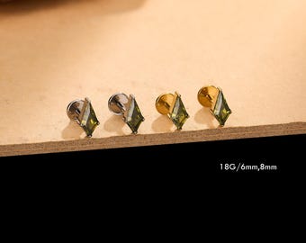 Pendiente de titanio de 18G con circonita cúbica verde peridoto, corte de cometa, sin rosca, con pasador de presión de parte trasera plana, piercing de cartílago dorado y plateado para hélix, concha y tragus.