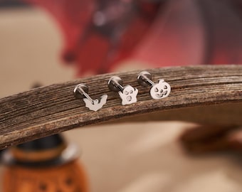 3 Stück Titan Halloween Ohrstecker Set – Fledermaus/Geist/Kürbis | 16G 8 mm flache Rückseite hohl Design Ohrstecker für Lobe, Conch, Helix, Knorpel
