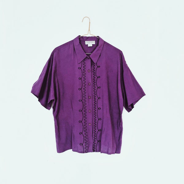 impressioni camicetta abbottonata festiva anni '80: camicia da bowling viola con finiture soutache nere