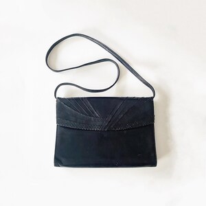 Bolso de mano tipo sobre de piel negra vintage de los años 70 con correa cruzada