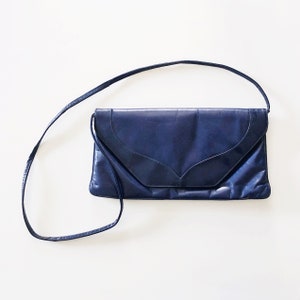 Cartera tipo sobre de piel azul real oscuro de los años 70, correa de hombro larga desmontable, ribete curvo en la parte delantera