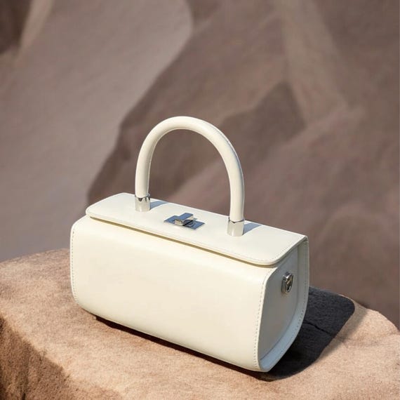 Borsa con manico superiore in pelle bianca: elegante mini borsa a