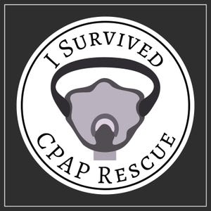 Può includere: Un adesivo circolare con sfondo bianco e bordo nero. Il testo "I SURVIVED CPAP RESCUE" è stampato attorno al bordo. Un'immagine di maschera CPAP grigia è al centro, con cinghie nere.