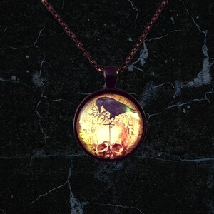 FRIENDS FOREVER- 25 mm Czarny wisiorek z kameą Czaszka i kruk Naszyjnik z tłem w odcieniu Sephia Czarny łańcuszek