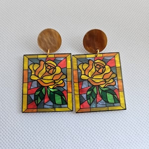 SUMMERTIME LOVE - レーザーカットアクリルのローズカラーガラスダングルスタッドポストイヤリング。