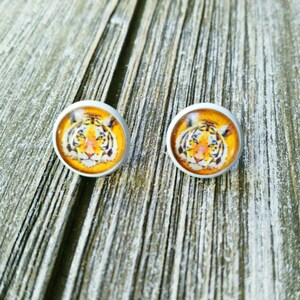 KONING van de JUNGLE: 12mm geometrische tijger glas cabochon post stud oorbellen in witte instellingen.
