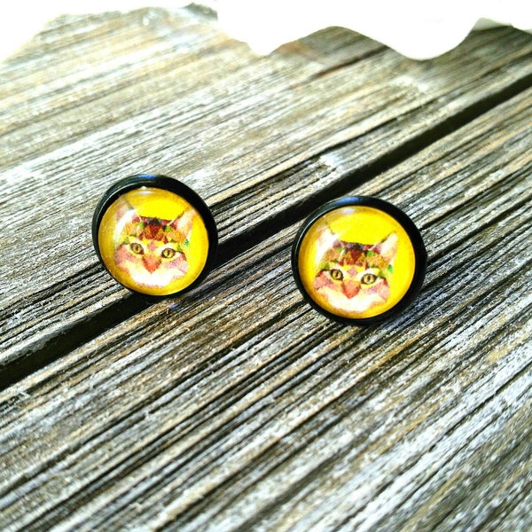 GEO KITTY: 12MM super bright feline tabby geometric image glass cabochon yellow black post setting.