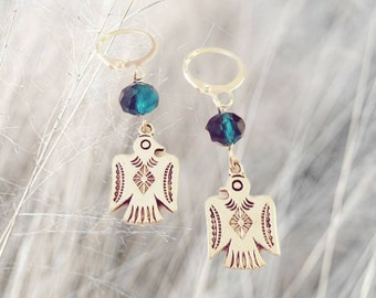 BEAUTÉ BOHO - Breloques oiseau en argent avec de beaux cristaux bleu sarcelle sur des fermoirs huggie en argent.