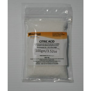 以下が含まれることがあります： クエン酸が入った透明なビニール袋で、「CITRIC ACID」と「100gm/3.52oz」のラベルが付いています。 ラベルには使用方法と警告も記載されています。 この製品は、酸性染料と一緒に使用するように設計されています。