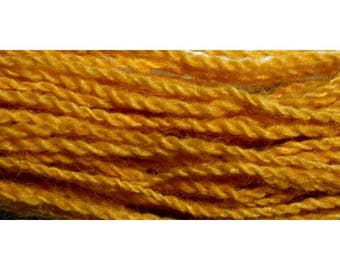 Può includere: Un primo piano di un gomitolo di filato giallo brillante. Il filato è morbido e soffice, ed è perfetto per lavorare a maglia o all'uncinetto.