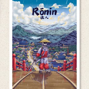 Peut inclure: Une figure squelettique vêtue d'une robe rouge et blanche, portant un chapeau de paille conique, se tient sur un pont en bois. La figure tient une épée et marche vers un village japonais en arrière-plan. Le ciel est bleu avec des nuages blancs et il pleut. Le texte "Ronin 浪人" est écrit en haut au centre de l'image.