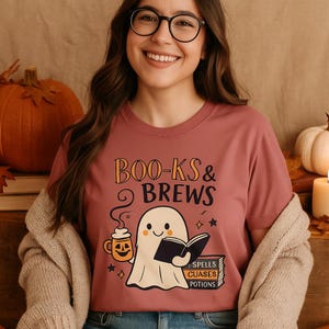 Halloween Geist Buch Liebhaber Shirt - Komfort Farben Herbst T-Shirt - Gruselige Saison Lese Shirt - Gemütliches Kaffee Shirt - Geschenk für Leser