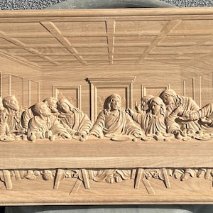Puede incluir: Una talla de madera de La Última Cena, que representa a Jesús y sus discípulos reunidos alrededor de una mesa. La talla es detallada y realista, con cada figura representada de forma realista. La escena se desarrolla en una habitación sencilla con un techo y paredes de madera.