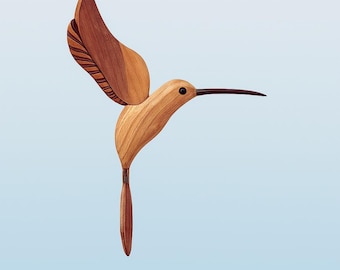 Puede incluir: Escultura de madera de un colibrí con las alas extendidas. El ave está hecha de madera marrón clara y oscura, con un pico largo y oscuro y una cola delgada. Las alas están detalladas con líneas talladas, sobre un fondo azul claro.