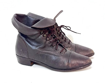 Botines victorianos de piel marrón desgastada con cordones y puños plegables, estilo bohemio grunge.