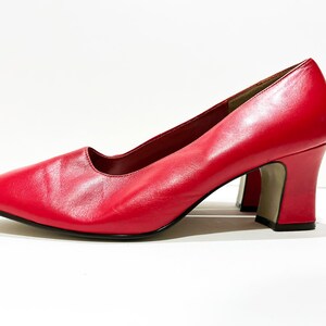 Puede incluir: Un par de zapatos de sal&oacute;n de cuero rojo con tac&oacute;n de bloque.