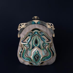 Monedero bordado de estilo "Art Nouveau" de alta costura con marco de celuloide vintage