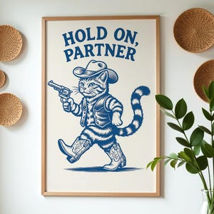 Poster Hold On Partner - Stampa con gatto cowboy - Illustrazione di gatto di campagna - Decorazione da parete per guardaroba - Decorazione western vintage - Decorazione per gatti alla moda