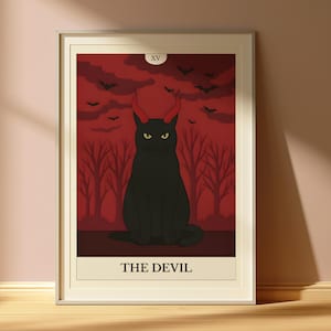 Puede incluir: Impresión artística enmarcada que presenta un gato negro con cuernos rojos y ojos amarillos. El fondo es un paisaje rojo con árboles desnudos, murciélagos y nubes. El texto "THE DEVIL" está en la parte inferior, con "XV" en la parte superior.