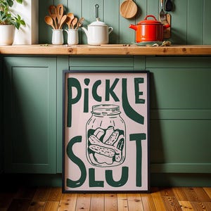 Pink Pickle Slut Druck - Gurken Poster - Quirky Food Wandkunst - Küchen Fensterbank - Geschenk für Pickle Liebhaber - Trendy Ästhetik - BFF Geschenk