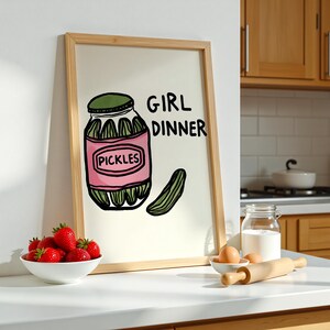 Mädchen Abendessen Druck - Gurken Poster - Quirky Food Wandkunst - Küchen Fensterbank - Geschenk für Pickle Lover - Trendy Ästhetik - BFF Geschenk