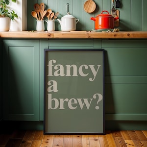 Stampa "Fancy A Brew" - Poster del tè - Decorazione murale per la cucina - Decorazione murale verde salvia - Tipografia "Tea Time" - Arte del caffè da barista - Amante delle bevande al tè