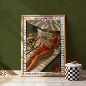 Typografie La Dolce Vita Druck - Vintage Plakat - Alte Geldästhetik - Retro Strand Kunst - Vogue Dekor - Frau im Bikini - 1960er Jahre Wandkunst