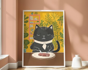 Puede incluir: Un gato negro con un collar y una corbata blancos está sentado en una mesa con un plato de carne. El gato está sosteniendo un cuchillo y un tenedor y está mirando la carne. El fondo es una pared amarilla con plantas verdes.