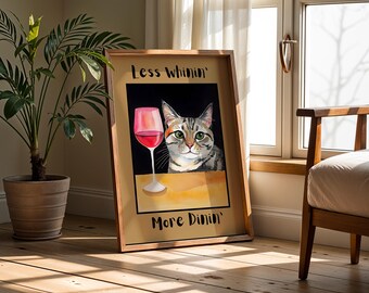 Puede incluir: Una impresión enmarcada con un gato y una copa de vino. El texto en la impresión dice "Less Whinin' More Dinin'".