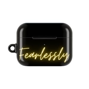 Könnte beinhalten: Schwarzes Schutzcase für kabellose Ohrhörer mit dem Wort "Fearlessly" in neongelber Schrift. Das Case hat eine glänzende Oberfläche und eine kleine Schlaufe zum Befestigen an einem Schlüsselanhänger.