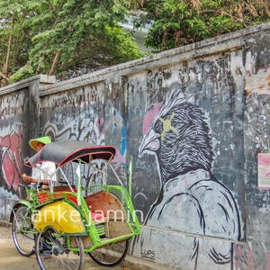 Fotografia de rua de Yogyakarta, riquixá Becak indonésio, impressão de arte de rua Java (download digital)