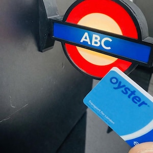Handgemaakte London Underground-koelkastmagneet, aangepaste stationsnaam, dubbelzijdig ledlicht, uniek Brits cadeau