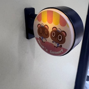 Animal Crossing Nook Cranny Able Schwestern leuchten Kühlschrankmagnet Shop Schild Dekor