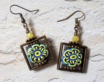 Boucles d'oreilles hippie bohème Flower Power bleues, jaunes, brunes et en laiton (3117)