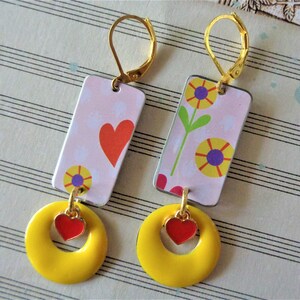 Żółte i czerwone kolczyki boho z kwiatami i sercem (7628)