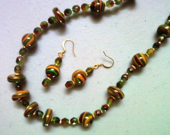 Collar y Pendientes Oro, Granate y Verde (0974)