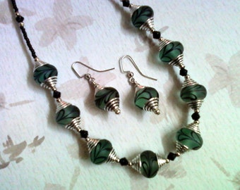 Grüne, schwarze und silberne Halskette und Ohrringe (1667)