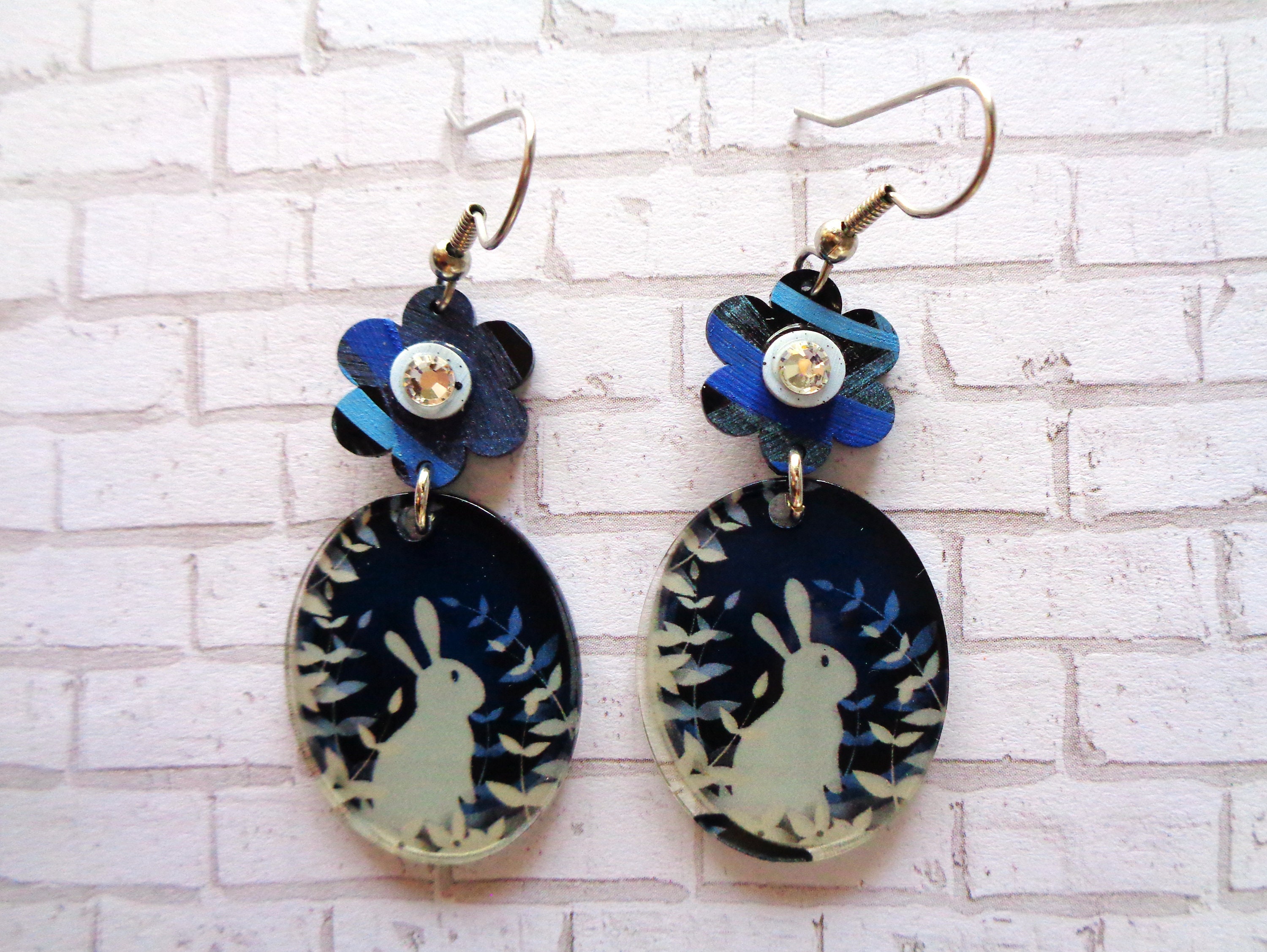 Navy Blue and White Bunny and Flower Boho Earrings (10208) - Etsy 日本