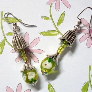 Pendientes de flores verdes, blancas y plateadas (2564)