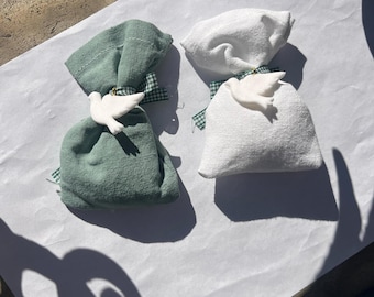 Sacchetti fatti a mano bianchi e verde salvia per mandorle zuccherate, tessuti vintage, venduti in set da 10, 25 o 50 pezzi, nastro a quadretti e colomba iridescente bianca o verde.