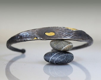 Brazalete con grietas negras, plata pura y oro, martillado y moldeado a mano